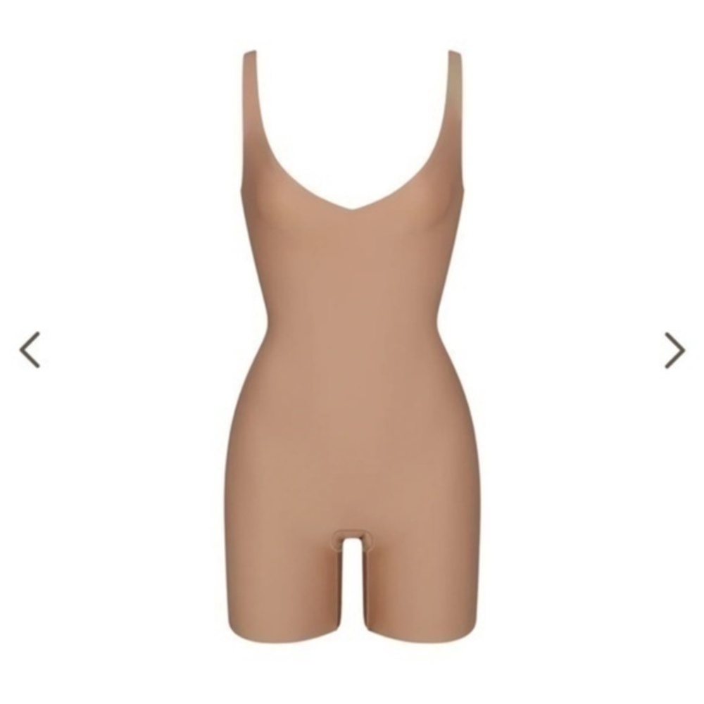 Skims UNLINED PLUNGE MID THIGH BODYSUIT SIENNA BEIGE XXS